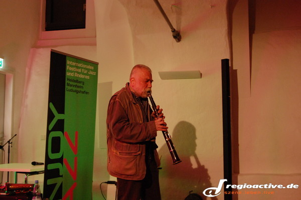 extrem laut und unglaublich nah - Konzertbericht: Peter Brötzmanns Solokonzert bei Enjoy Jazz 2012 