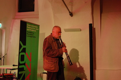 extrem laut und unglaublich nah - Konzertbericht: Peter Brötzmanns Solokonzert bei Enjoy Jazz 2012 
