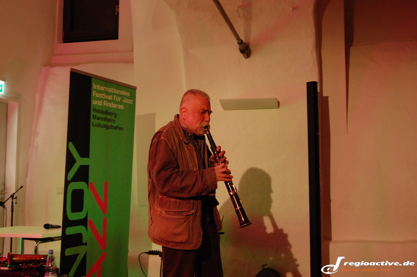 Peter Brötzmann eröffnete das Konzert am Tárogató, einem ungarischen Instrument, das trotz seiner Ähnlichkeit mit einer Klarinette nahe mit den Saxophonen verwandt ist.